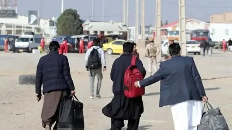 Afghan migrants walking across the border as deportations from Iran intensify