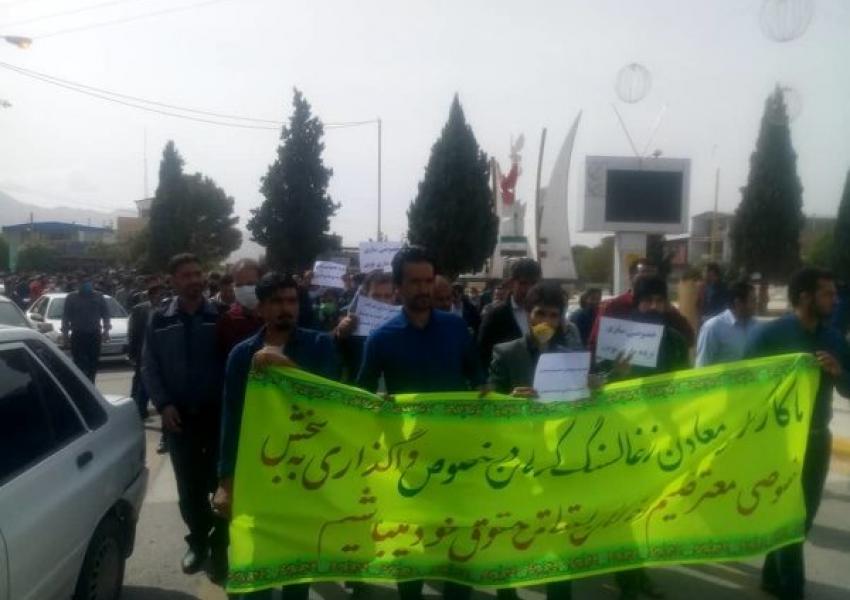ادامه اعتصاب کارگران شرکت معادن زغال سنگ کرمان | ایران اینترنشنال